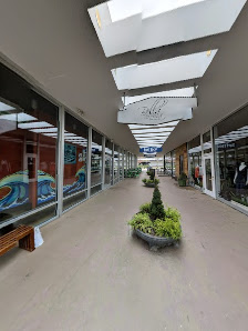 Larchmont Commons Shopping Center photo 6