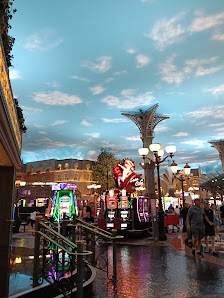 San Francisco Premium Outlets photo 2
