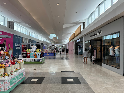 Walt Whitman Shops photo 4