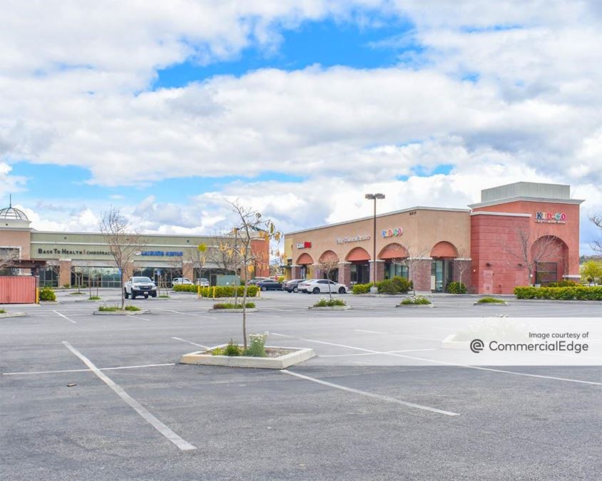 Centre Pointe Village in Santa Clarita, CA