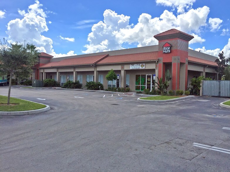 Darwin Square Shopping Center in Port St. Lucie, FL