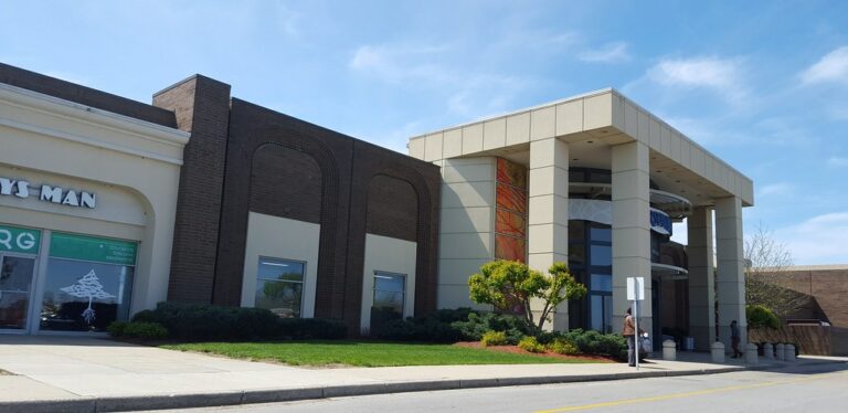 Dixie Manor Shopping Center in Louisville, KY