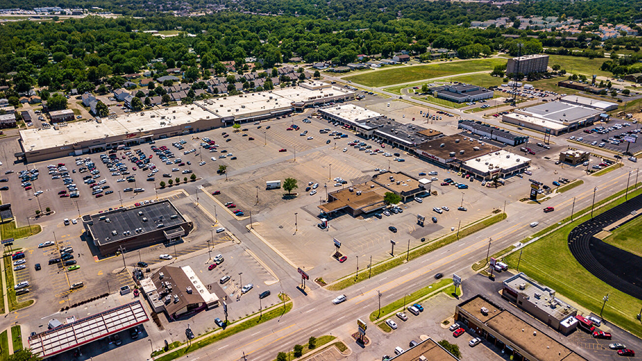 Fairlawn Plaza Shopping Center in Fairlawn, OH