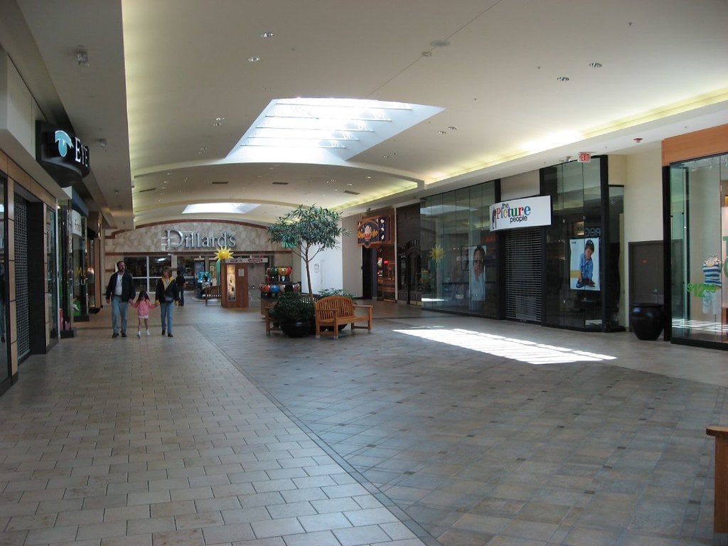 Hawkins Plaza Shopping Center in Akron, OH