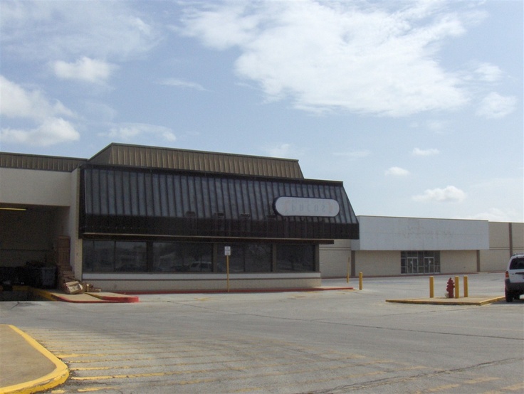 Highland Square Shopping Center in Jonesboro, AR