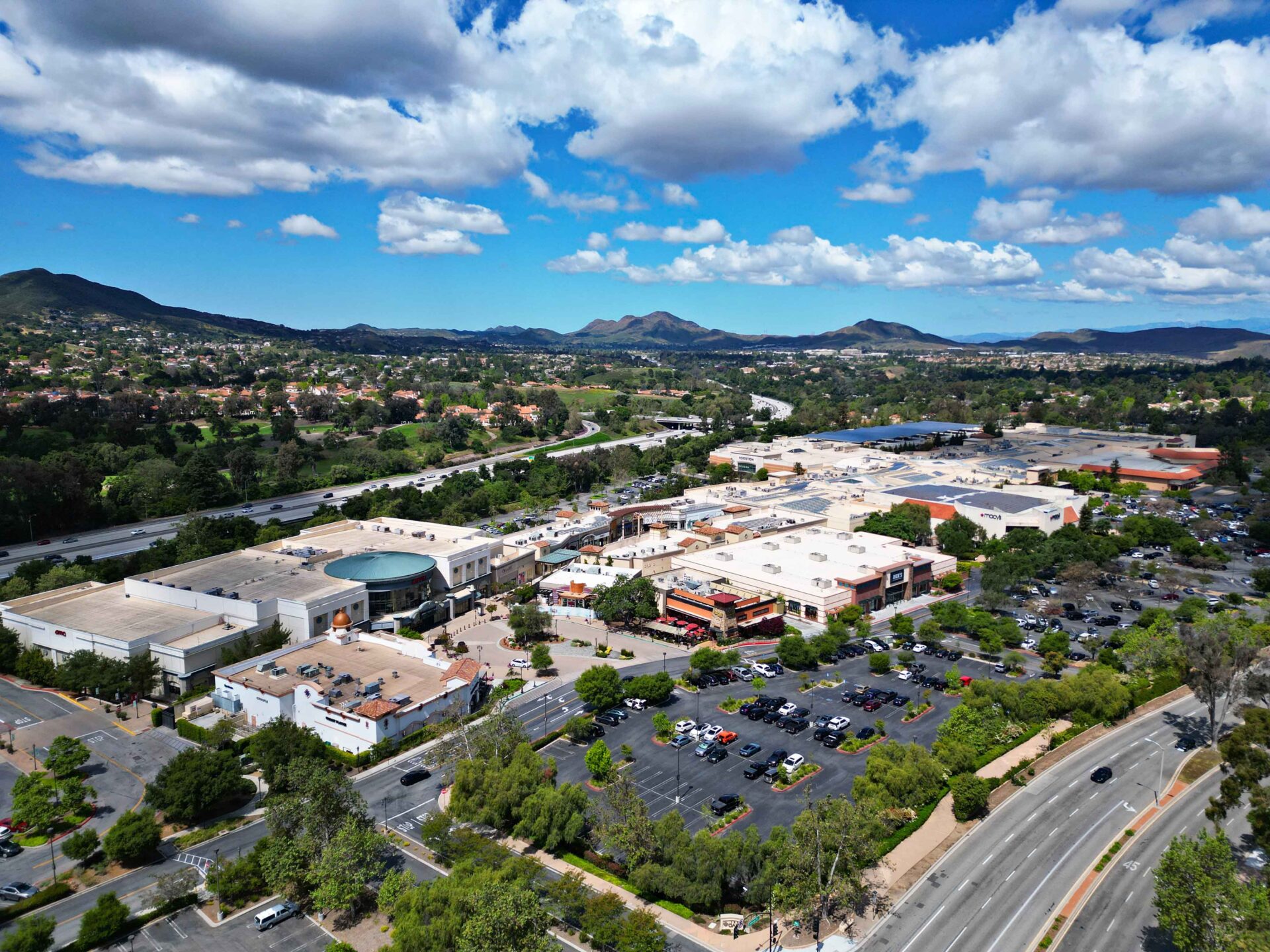 Oakbrook Shopping Center in Thousand Oaks, CA