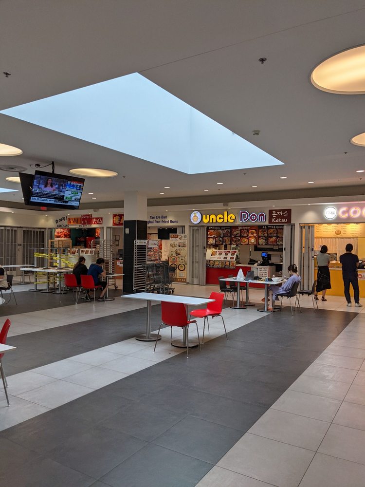 Shops on Yonge in Thornhill, ON