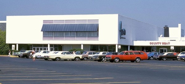 The Shoppes at Knollwood in St Louis Park, MN