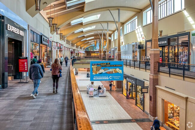 Wakonda Shopping Center in Des Moines, IA