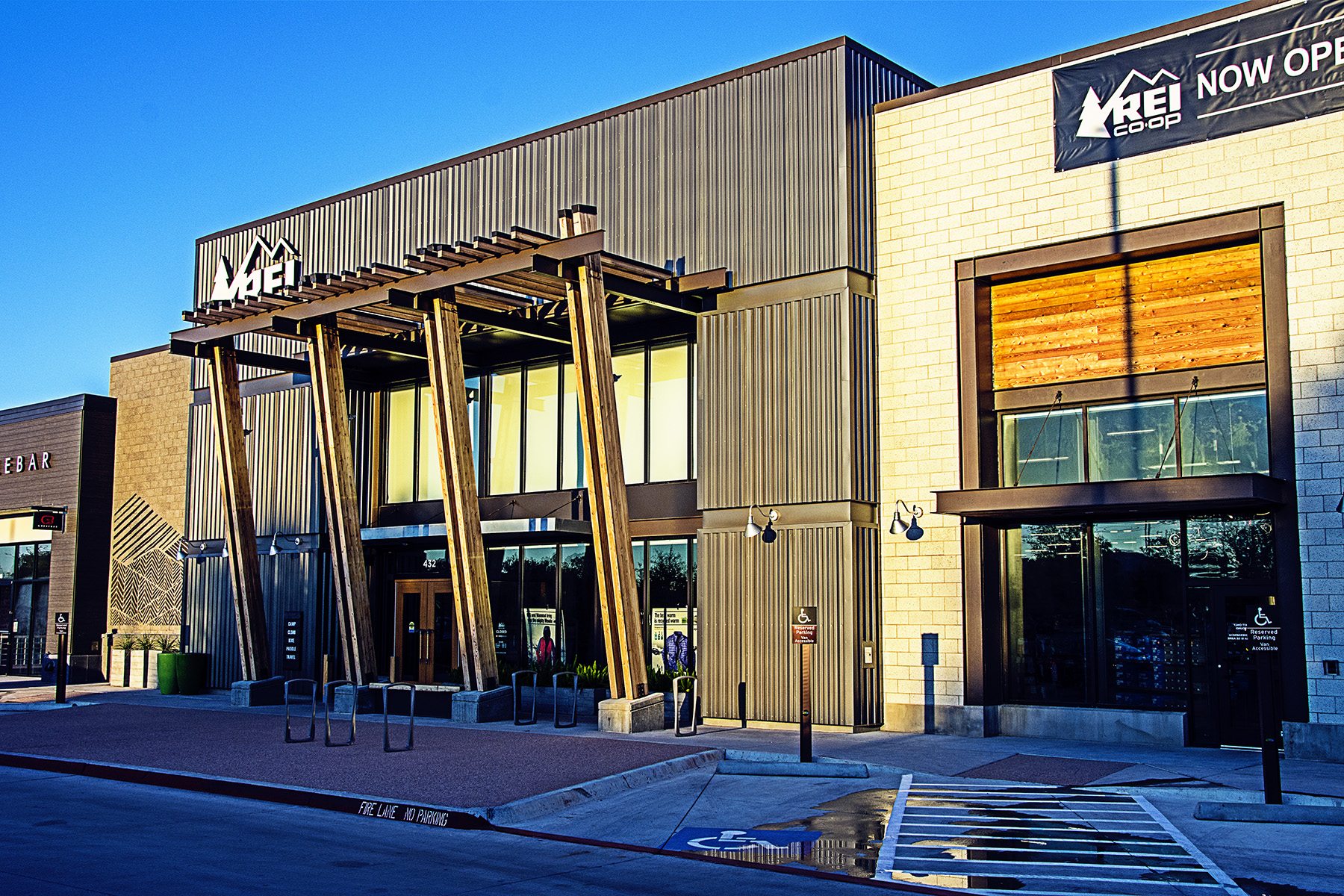 Waterside Shopping Center in Fort Worth, TX