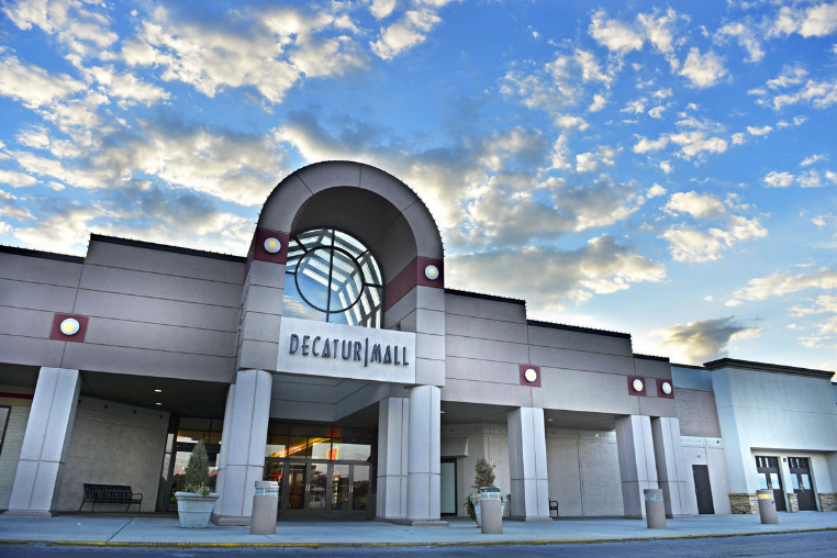 WoodMound Shopping Center in Decatur, IL