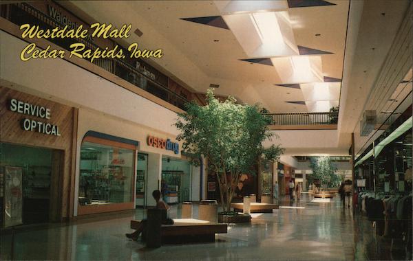 Cedar Hills Shopping Center in Cedar Rapids, IA